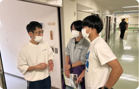 介護現場で課題を聞く様子